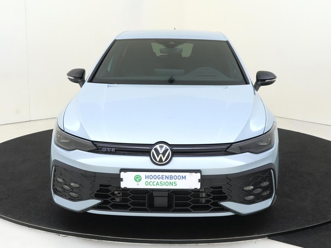 Volkswagen GOLF 1.5 eHybrid GTE | Trekhaak | Achteruitrijcamera | Head-up display | LED matrix verlichting | 3-zone airco | Stoel- en stuurwielverwarming | Adaptieve cruise control |
