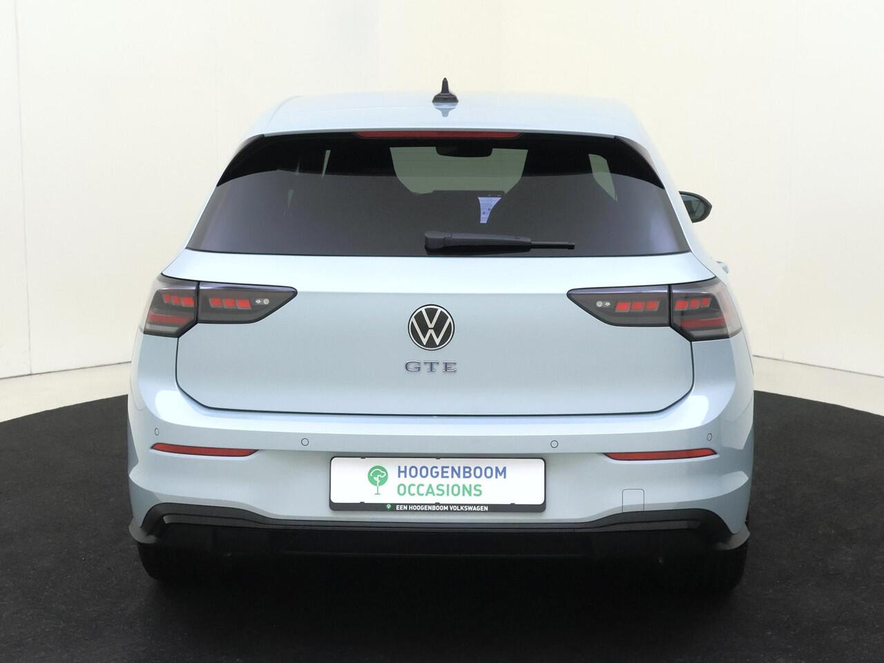Volkswagen GOLF 1.5 eHybrid GTE | Trekhaak | Achteruitrijcamera | Head-up display | LED matrix verlichting | 3-zone airco | Stoel- en stuurwielverwarming | Adaptieve cruise control |