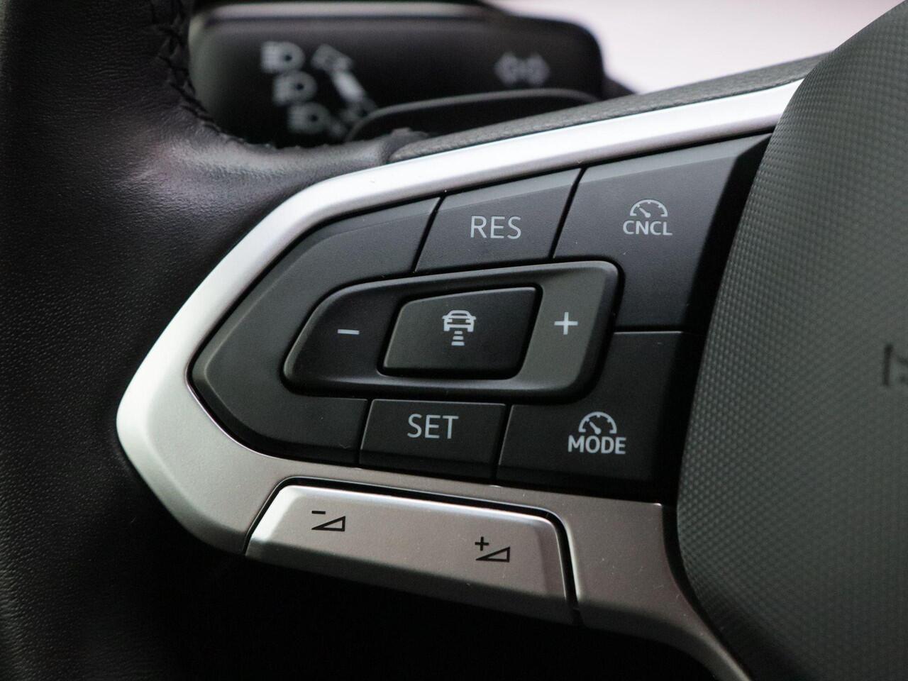 Volkswagen GOLF 1.5 eTSi 115 Pk Automaat Life Edition | Adaptive Cruise | 19 Inch | Climate Control | Stoelverwarming | Navigatie | Camera | Carplay | 31.146 Km!!