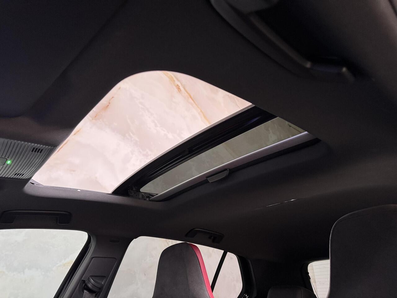 Volkswagen GOLF 2.0 TSI GTI Clubsport / Akrapovic / Pano / Head-up