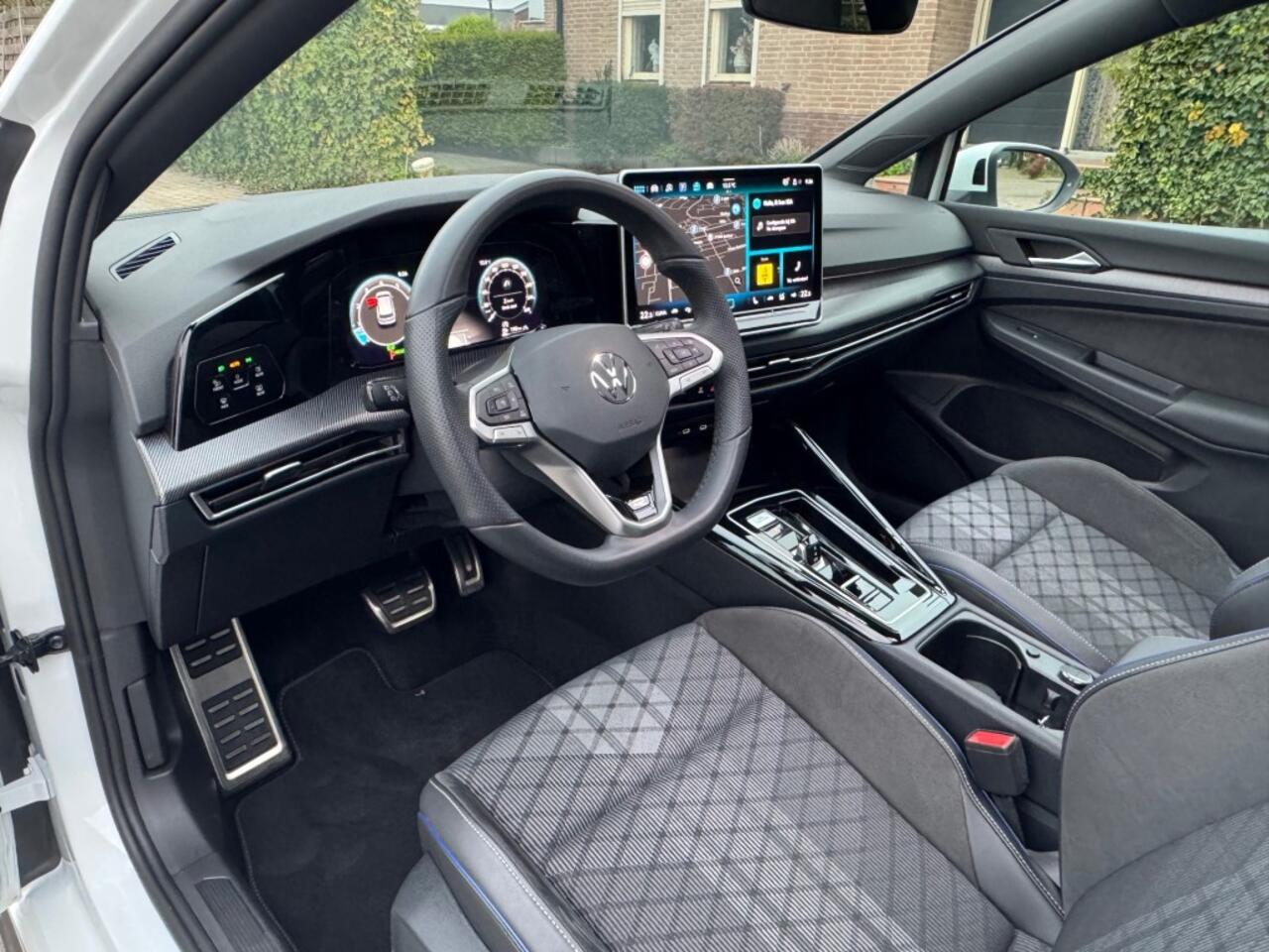 Volkswagen GOLF 8.5 1.5 ETSI R-LINE DSG Black Style150pk Panoramadak Matrix LED