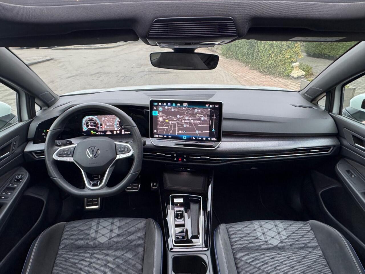 Volkswagen GOLF 8.5 1.5 ETSI R-LINE DSG Black Style150pk Panoramadak Matrix LED