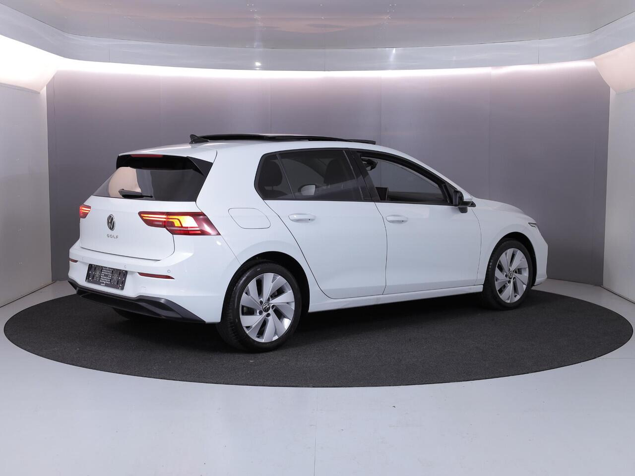 Volkswagen GOLF 1.5 TSI Life Edition 116 pk | Verlengde garantie | Navigatie via App | Panoramadak | Parkeersensoren | Autom. airco (3 zones) | Stoelverwarming |