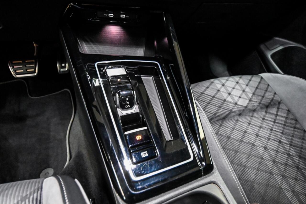 Volkswagen GOLF 1.5 eTSI R-Line | PANO | STOELVERWARMING