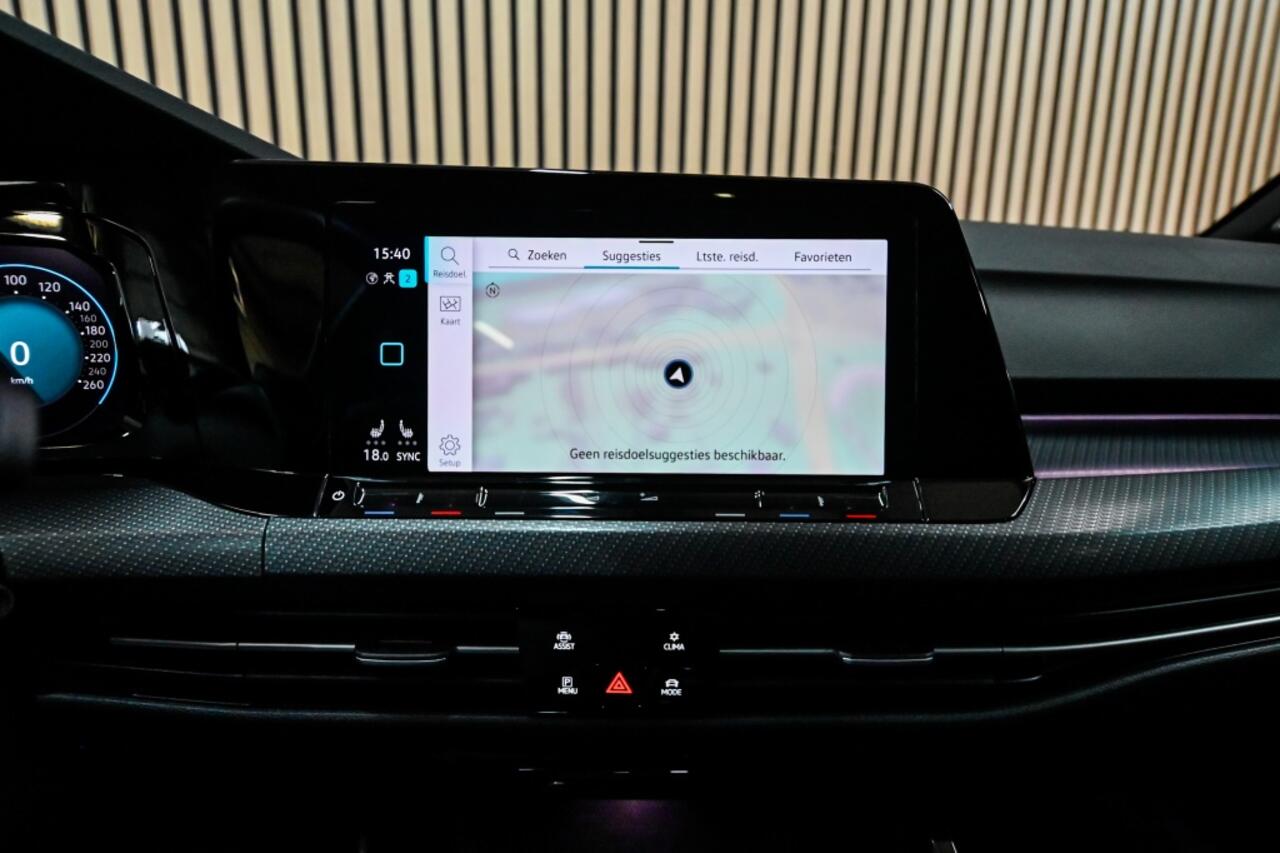 Volkswagen GOLF 1.5 eTSI R-Line | PANO | STOELVERWARMING