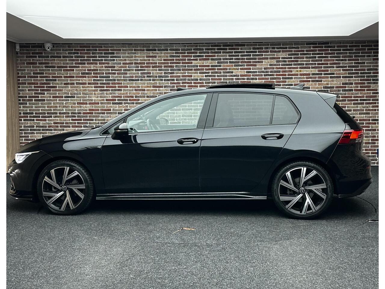 Volkswagen GOLF 1.5 eTSI R-Line Business | Achteruitrijcamera | Panorama | Stoel-/stuurverwarming | Apple carplay & Android auto