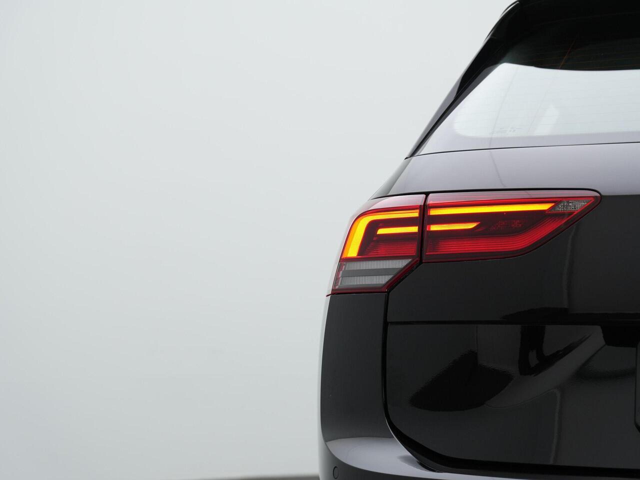 Volkswagen GOLF Variant 1.0 eTSI 110 pk DSG Life Business | Geheugen-/massagestoel | Stuur-/stoelverwarming | Adaptive Cruise | Side Assist