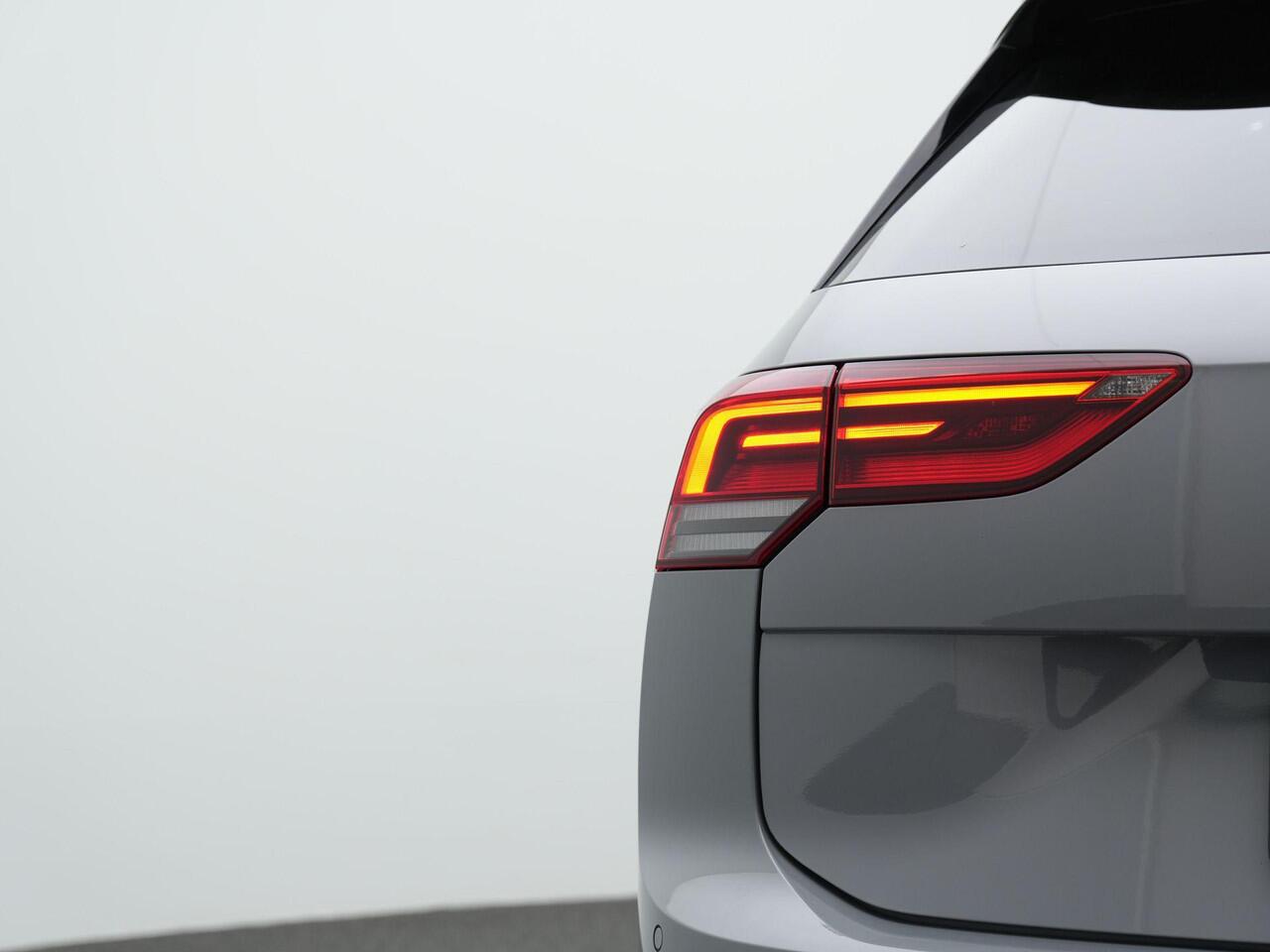 Volkswagen GOLF Variant 1.5 eTSI 130 pk DSG R-Line Business | Panoramadak | Stuur-/stoelverwarming | Achteruitrijcamera | Adaptive Cruise