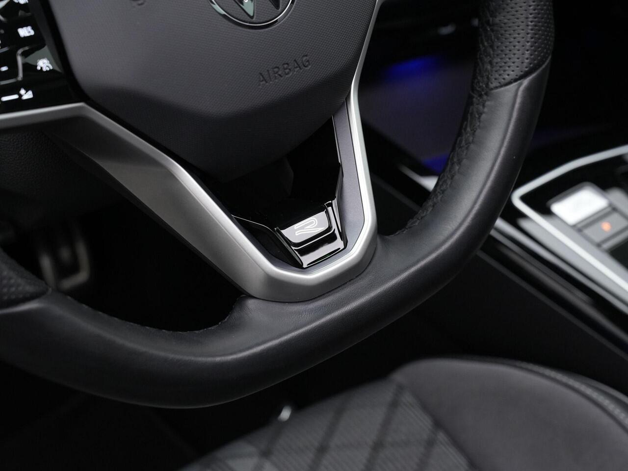 Volkswagen GOLF Variant 1.5 eTSI 130 pk DSG R-Line Business | Panoramadak | Stuur-/stoelverwarming | Achteruitrijcamera | Adaptive Cruise