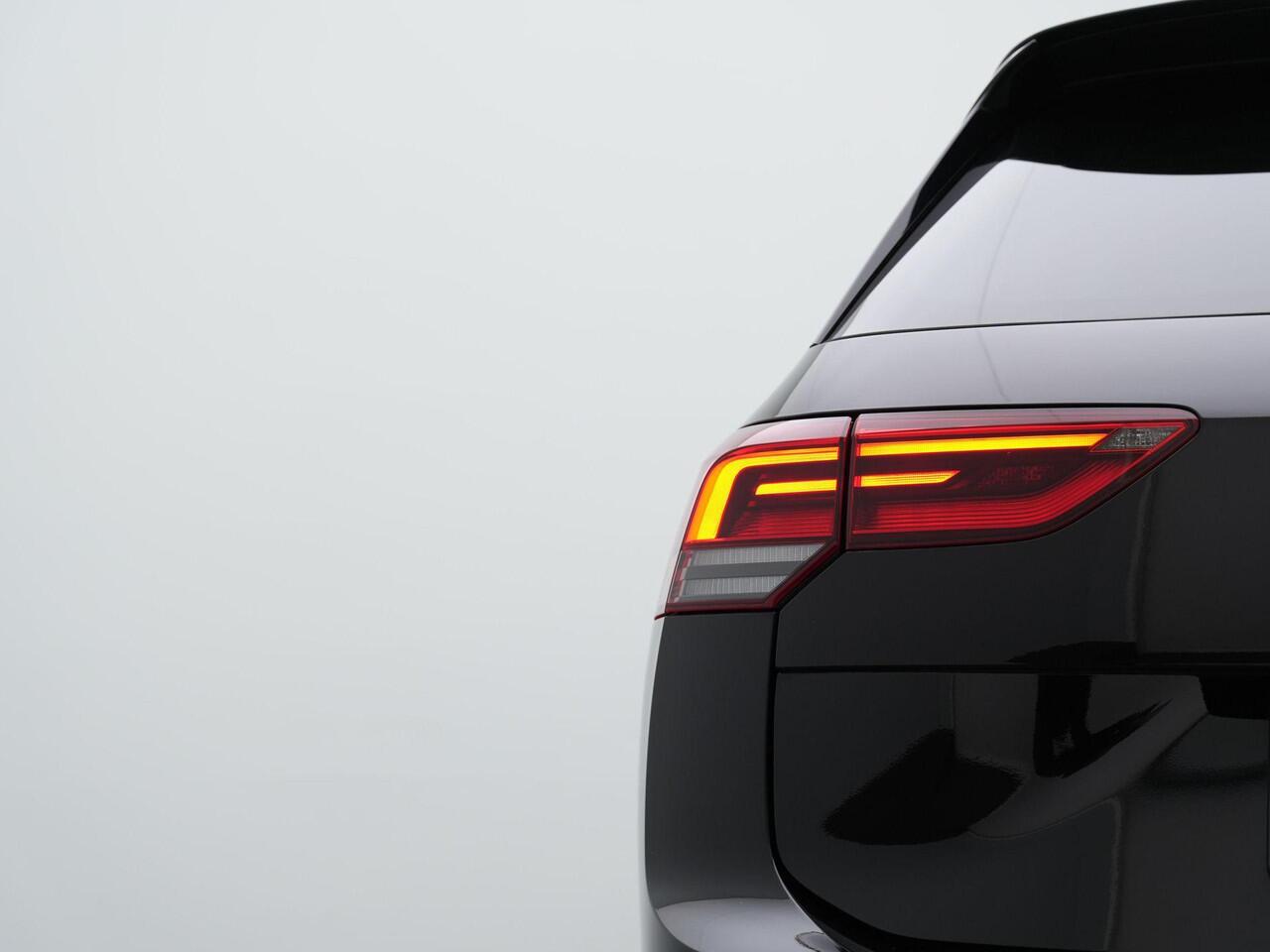 Volkswagen GOLF Variant 1.0 eTSI 110 pk DSG Life Business | Geheugen-/massagestoel | Stuur-/stoelverwarming | Achteruitrijcamera