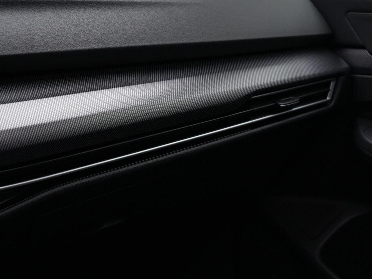 Volkswagen GOLF 1.5 eTSI 150 pk DSG R-Line | Panoramadak | 360 camera | IQ Light | Head-up display | Stuur-/stoelverwarming