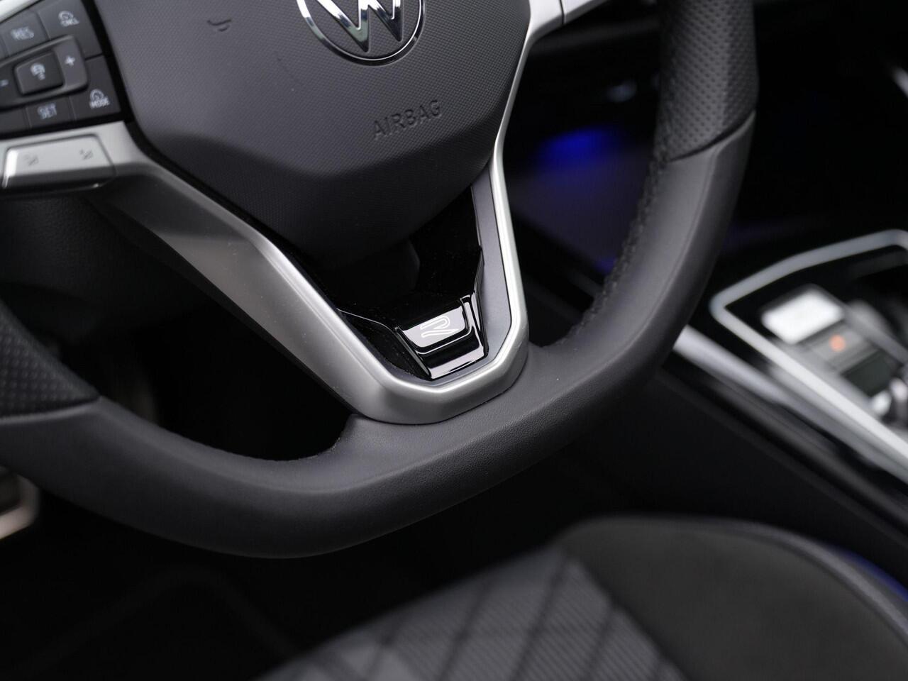 Volkswagen GOLF 1.5 eTSI 150 pk DSG R-Line | Panoramadak | 360 camera | IQ Light | Head-up display | Stuur-/stoelverwarming