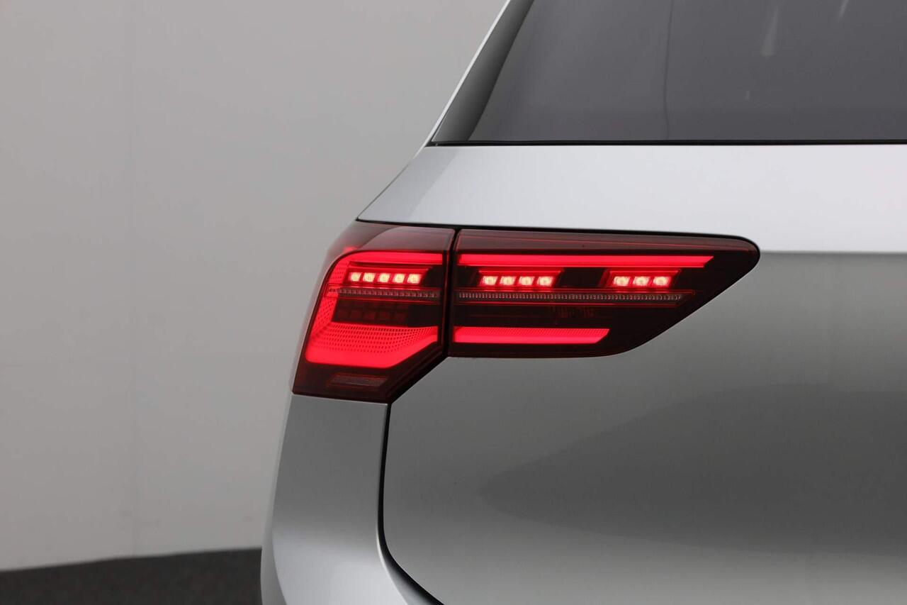 Volkswagen GOLF 1.5 eTSI 150PK DSG R-Line Business Black Style | Pano | IQ Light | Keyless | Camera | 18 inch | Apple Carplay / Android Auto