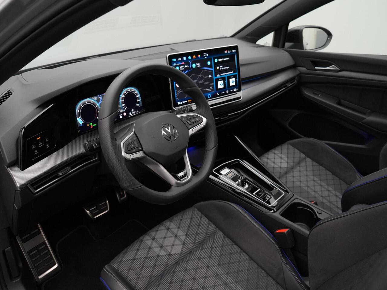 Volkswagen GOLF 1.5 eTSI 150 pk DSG R-Line Edition | Panoramadak | 360 camera | IQ Light | Head-up display