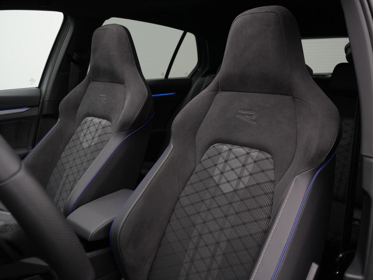 Volkswagen GOLF 1.5 eTSI 150 pk DSG R-Line Edition | Panoramadak | 360 camera | IQ Light | Head-up display