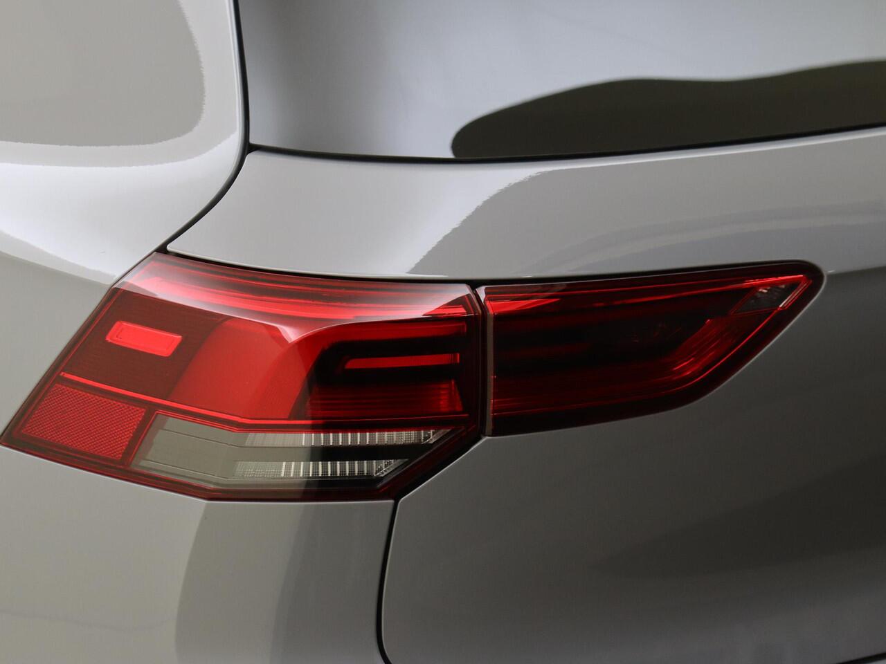 Volkswagen GOLF 1.5 TSI R-Line Business | Parkeerassistent | Dodehoek detectie | Adaptieve cruise control | Navigatie | Achteruitrijcamera | CarPlay | LED Plus verlichting |