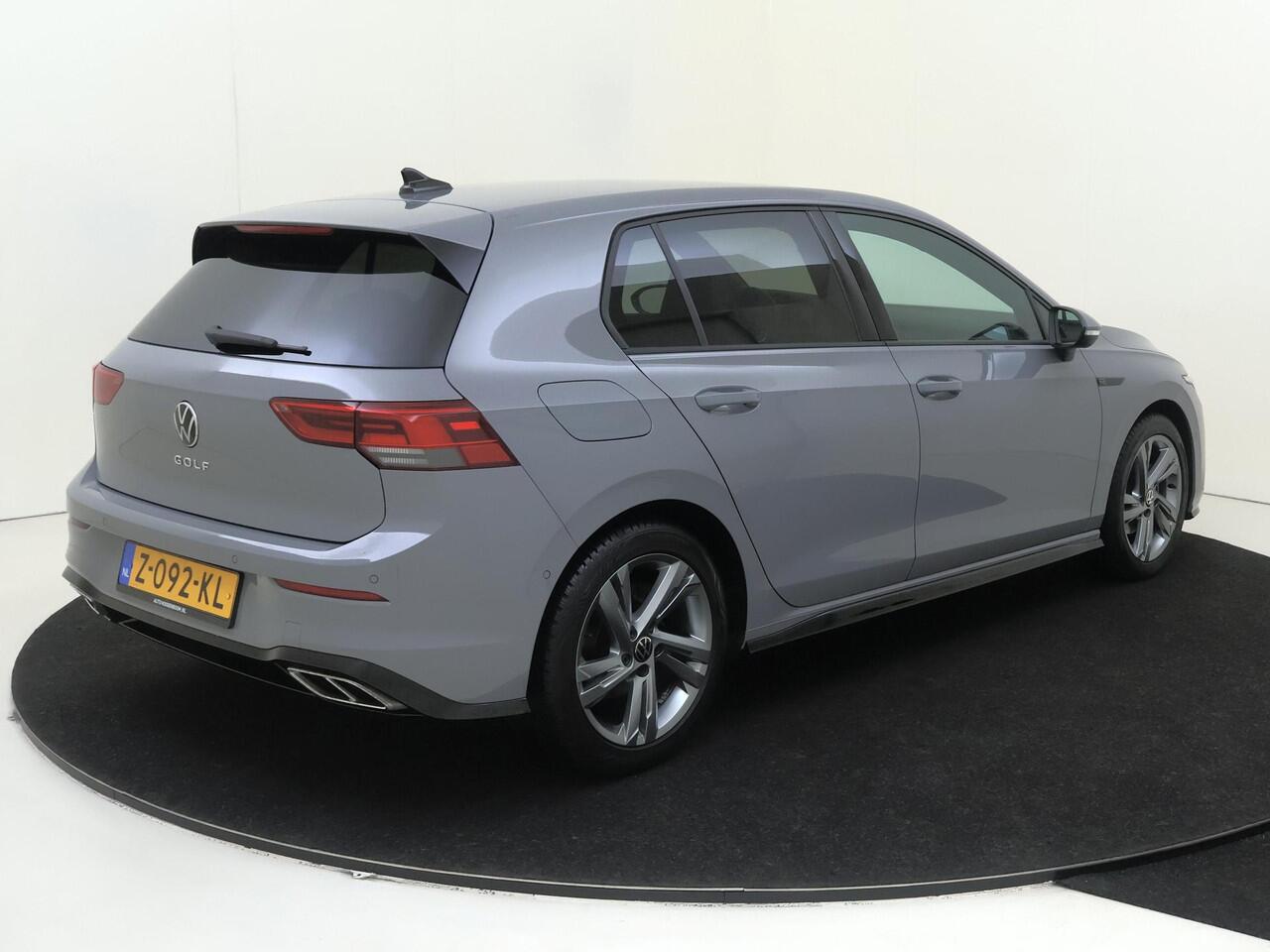 Volkswagen GOLF 1.5 TSI R-Line Business | Parkeerassistent | Dodehoek detectie | Adaptieve cruise control | Navigatie | Achteruitrijcamera | CarPlay | LED Plus verlichting |