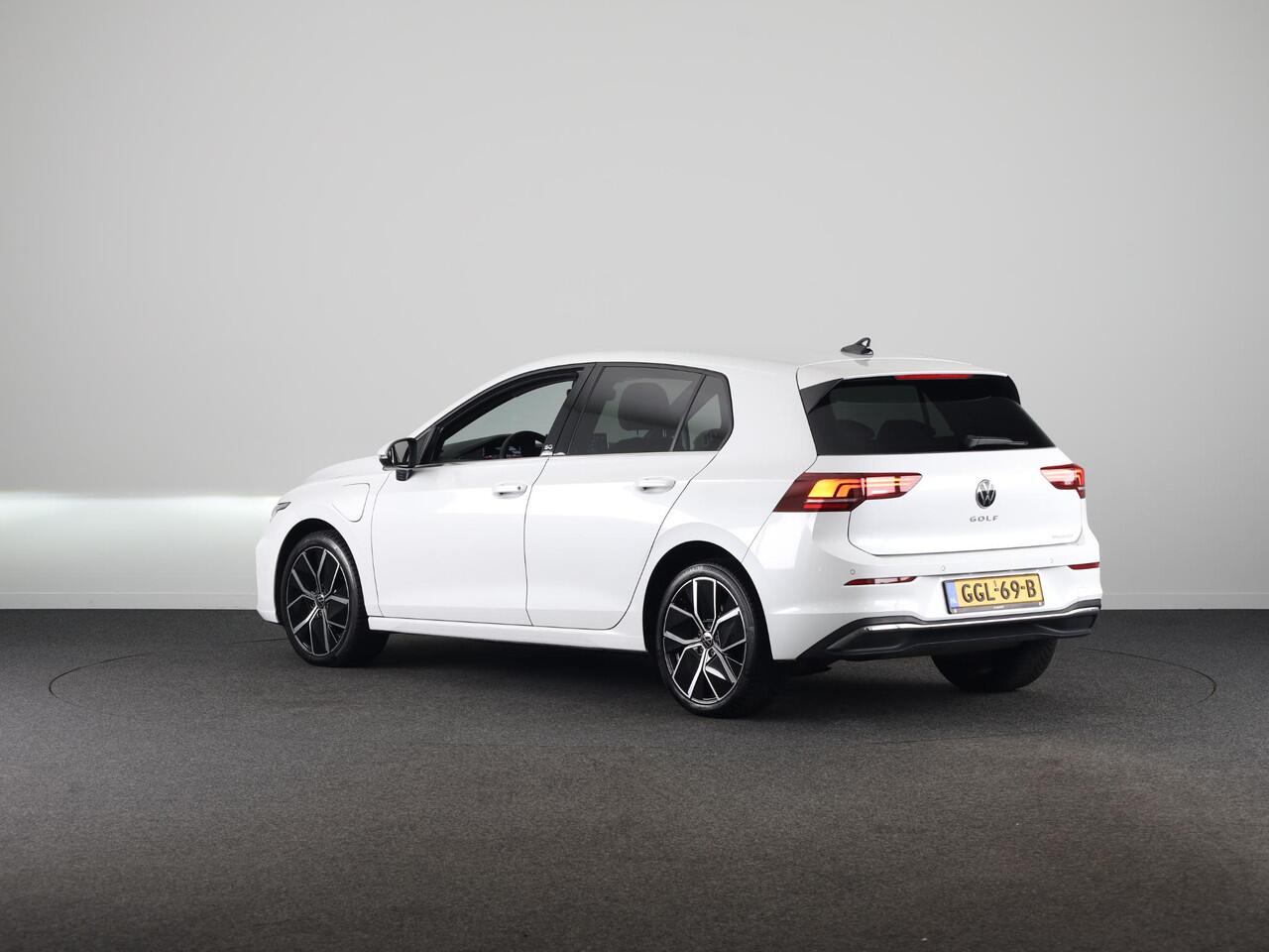 Volkswagen GOLF 1.5 eHybrid 50 Edition 204 PK | Automaat (DSG) | Navigatie | Camera | 18 Inch | Verlengde garantie