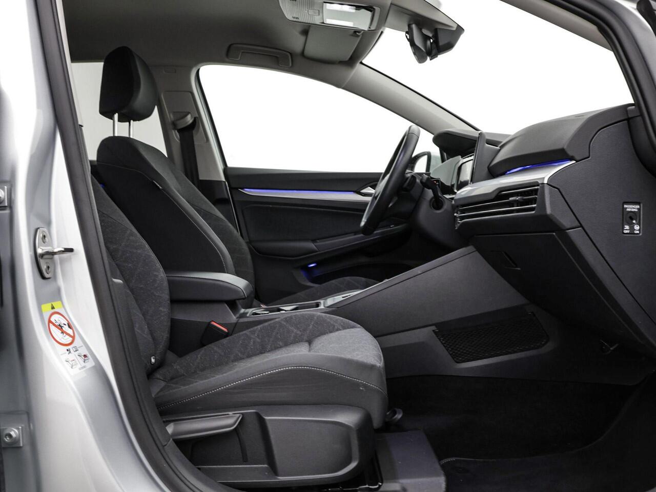 Volkswagen GOLF 1.0 eTSI 110pk Life Business · Apple/Android Car Play · Navigatie · Sfeerverlichting · P-Sensoren · 16'' Inch · Garantie t/m 12-01-2028 of 100.000km