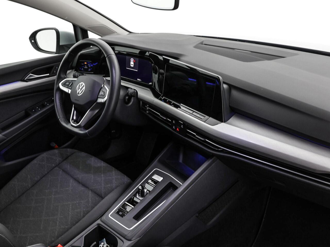 Volkswagen GOLF 1.0 eTSI 110pk Life Business · Apple/Android Car Play · Navigatie · Sfeerverlichting · P-Sensoren · 16'' Inch · Garantie t/m 12-01-2028 of 100.000km