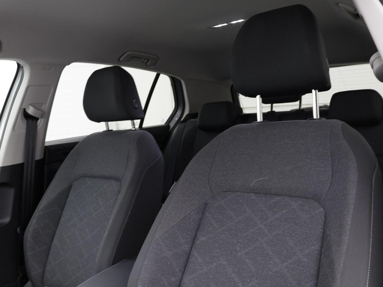 Volkswagen GOLF 1.0 eTSI 110pk Life Business · Apple/Android Car Play · Navigatie · Sfeerverlichting · P-Sensoren · 16'' Inch · Garantie t/m 12-01-2028 of 100.000km