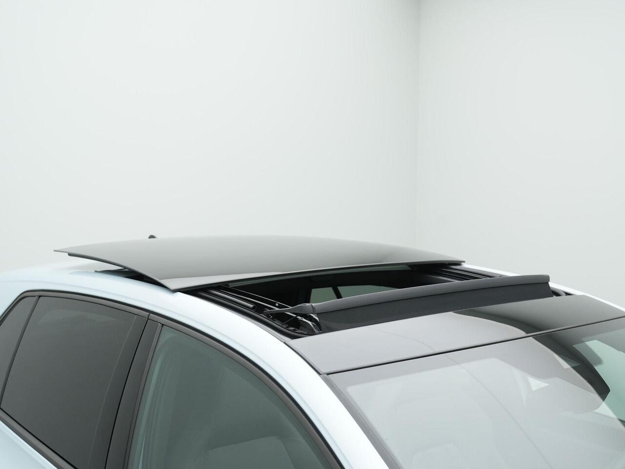 Volkswagen GOLF 1.5 eHybrid 272 pk GTE | Panoramadak | Trekhaak | Adaptief onderstel | Head-up display | IQ Light | Stuur-/stoelverwarming | Achteruitrijcamera