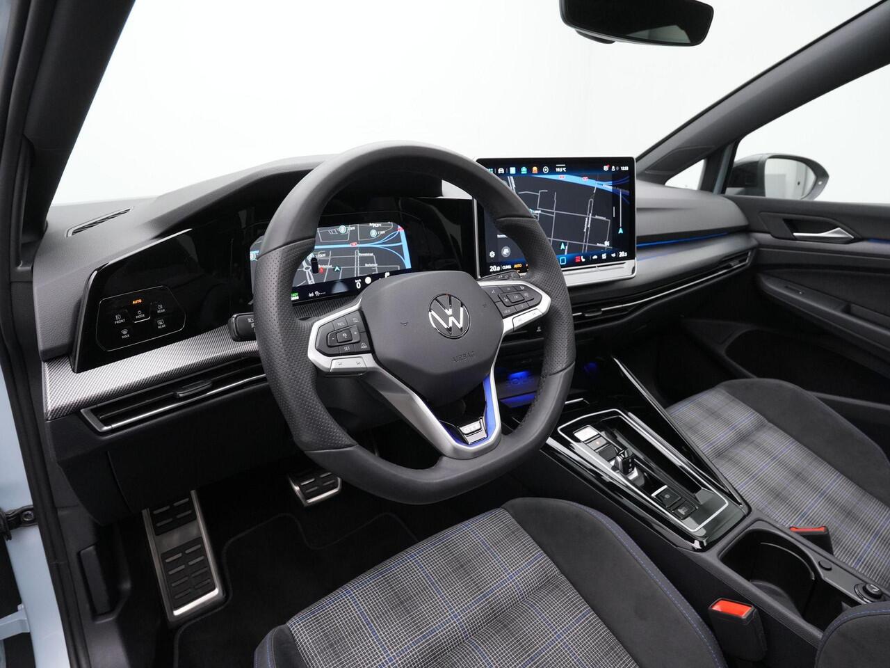 Volkswagen GOLF 1.5 eHybrid 272 pk GTE | Panoramadak | Trekhaak | Adaptief onderstel | Head-up display | IQ Light | Stuur-/stoelverwarming | Achteruitrijcamera