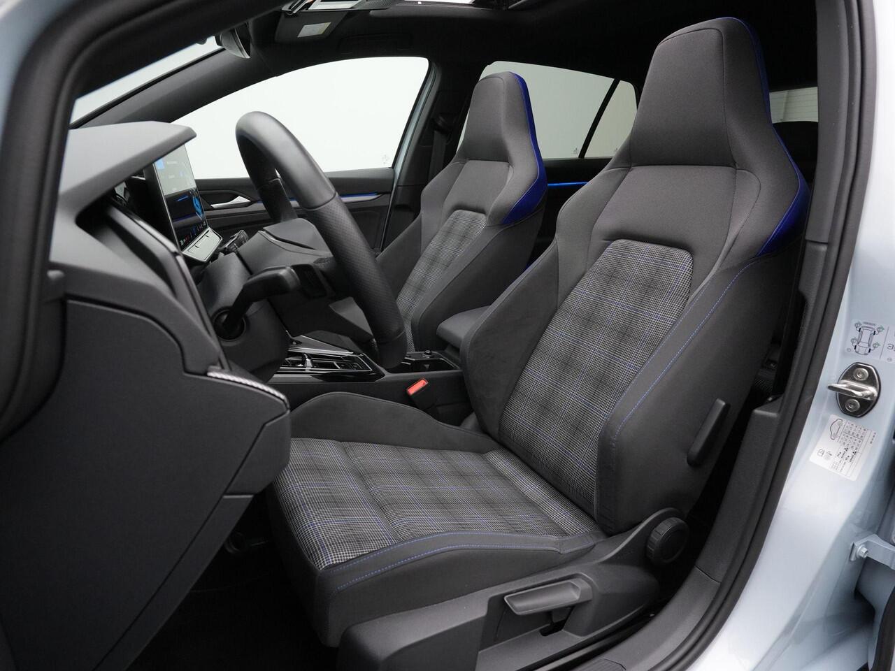 Volkswagen GOLF 1.5 eHybrid 272 pk GTE | Panoramadak | Trekhaak | Adaptief onderstel | Head-up display | IQ Light | Stuur-/stoelverwarming | Achteruitrijcamera