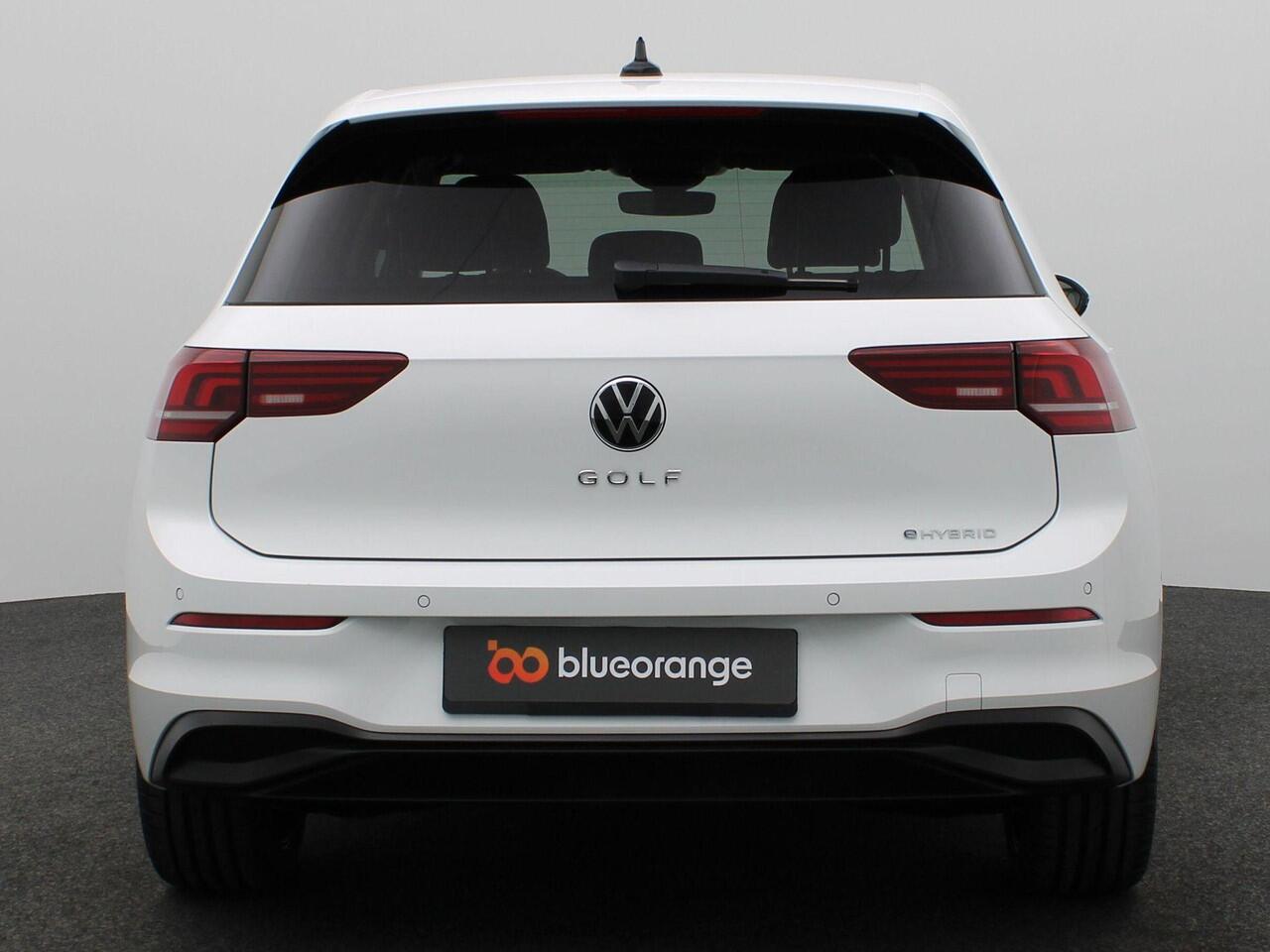 Volkswagen GOLF 1.5 eHybrid Life Edition 204PK DSG Navi via Apple Carplay/Android Auto, Achteruitrijcamera, Stoel-Stuurverwarming, Keyless, 18" LM Velgen Zwart, Adaptieve Cruise Controle