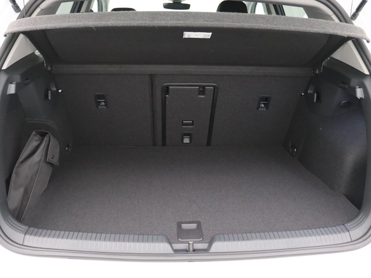 Volkswagen GOLF 1.5 eHybrid Life Edition 204PK DSG Navi via Apple Carplay/Android Auto, Achteruitrijcamera, Stoel-Stuurverwarming, Keyless, 18" LM Velgen Zwart, Adaptieve Cruise Controle