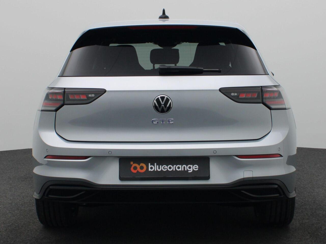 Volkswagen GOLF 1.5 eHybrid GTE 272PK DSG Side Assist, Achteruitrijcamera, Matrix-LED verlichting, 18" LM Velgen, Stoel-Stuurverwarming, Navi via Apple Carplay/Android Auto