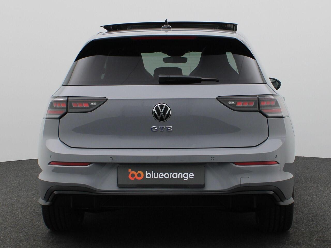 Volkswagen GOLF 1.5 eHybrid GTE 272PK DSG Trekhaak wegklapbaar, Head-up Display, Panoramadak, Area View, 18" Catania LMV, Adaptive Cruise Control, Black Style, Winterpakket, Navigatie