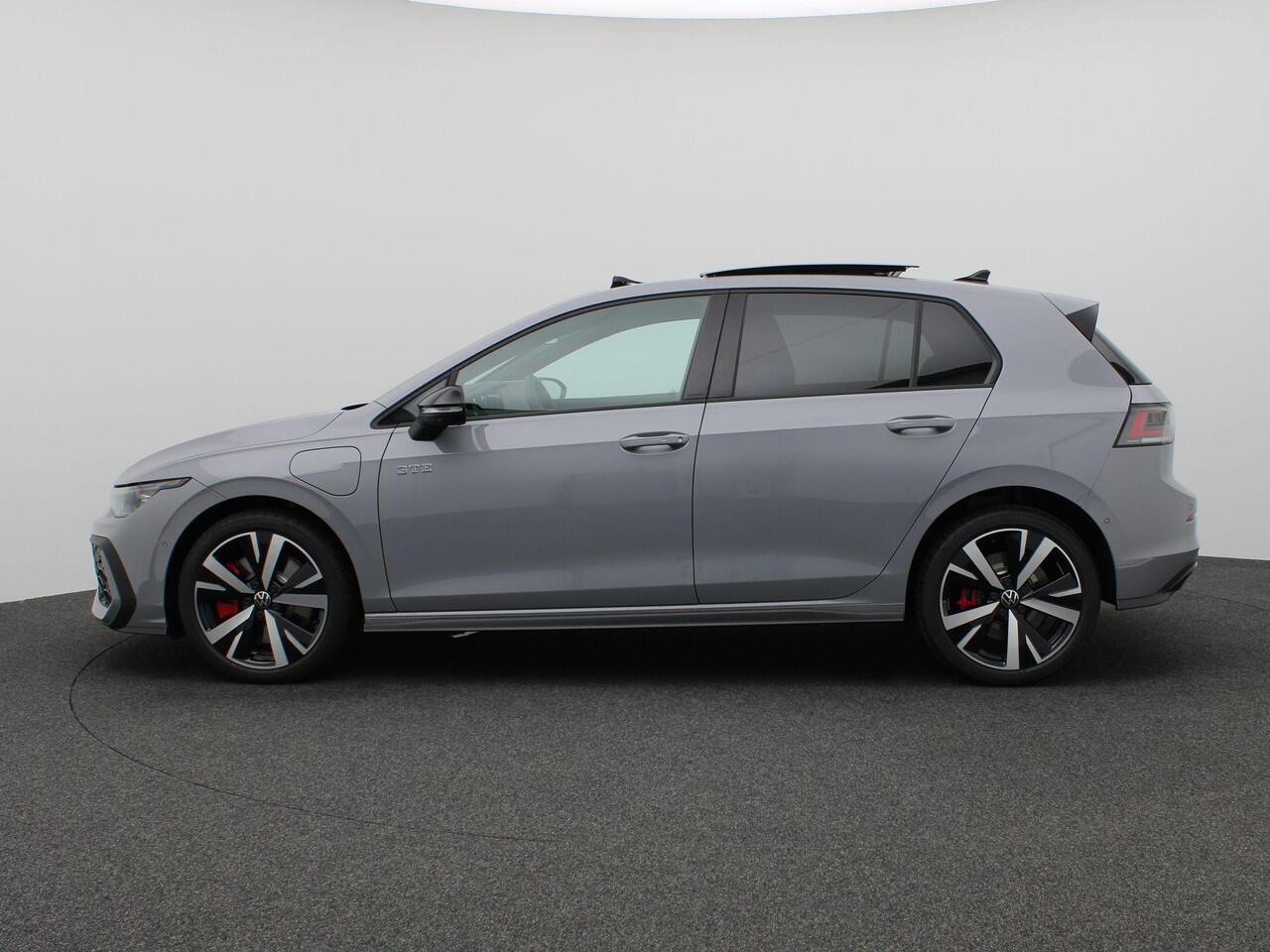 Volkswagen GOLF 1.5 eHybrid GTE 272PK DSG Trekhaak wegklapbaar, Head-up Display, Panoramadak, Area View, 18" Catania LMV, Adaptive Cruise Control, Black Style, Winterpakket, Navigatie