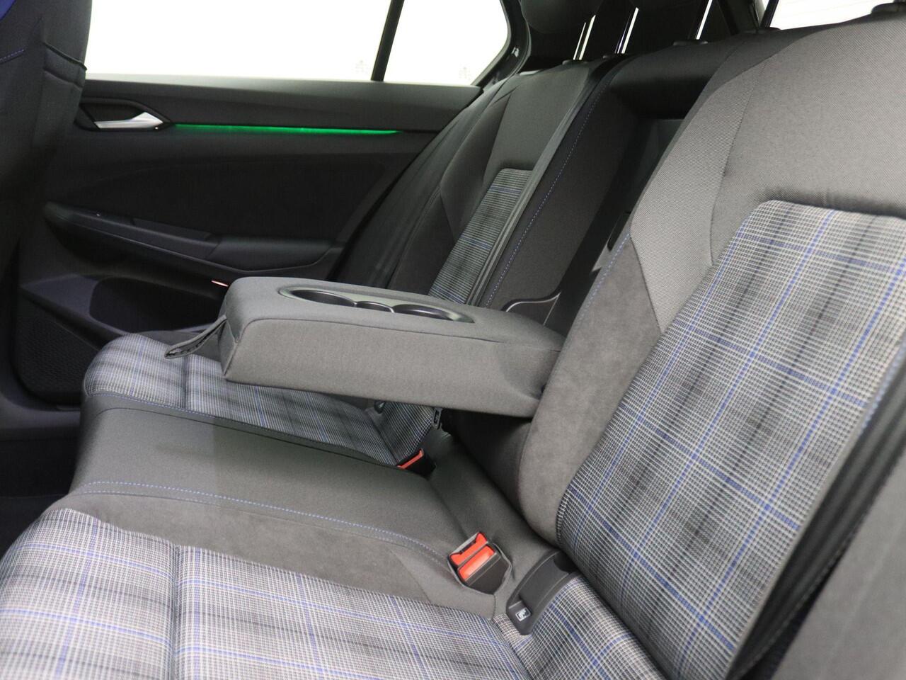 Volkswagen GOLF 1.5 eHybrid GTE 272PK DSG Trekhaak wegklapbaar, Head-up Display, Panoramadak, Area View, 18" Catania LMV, Adaptive Cruise Control, Black Style, Winterpakket, Navigatie