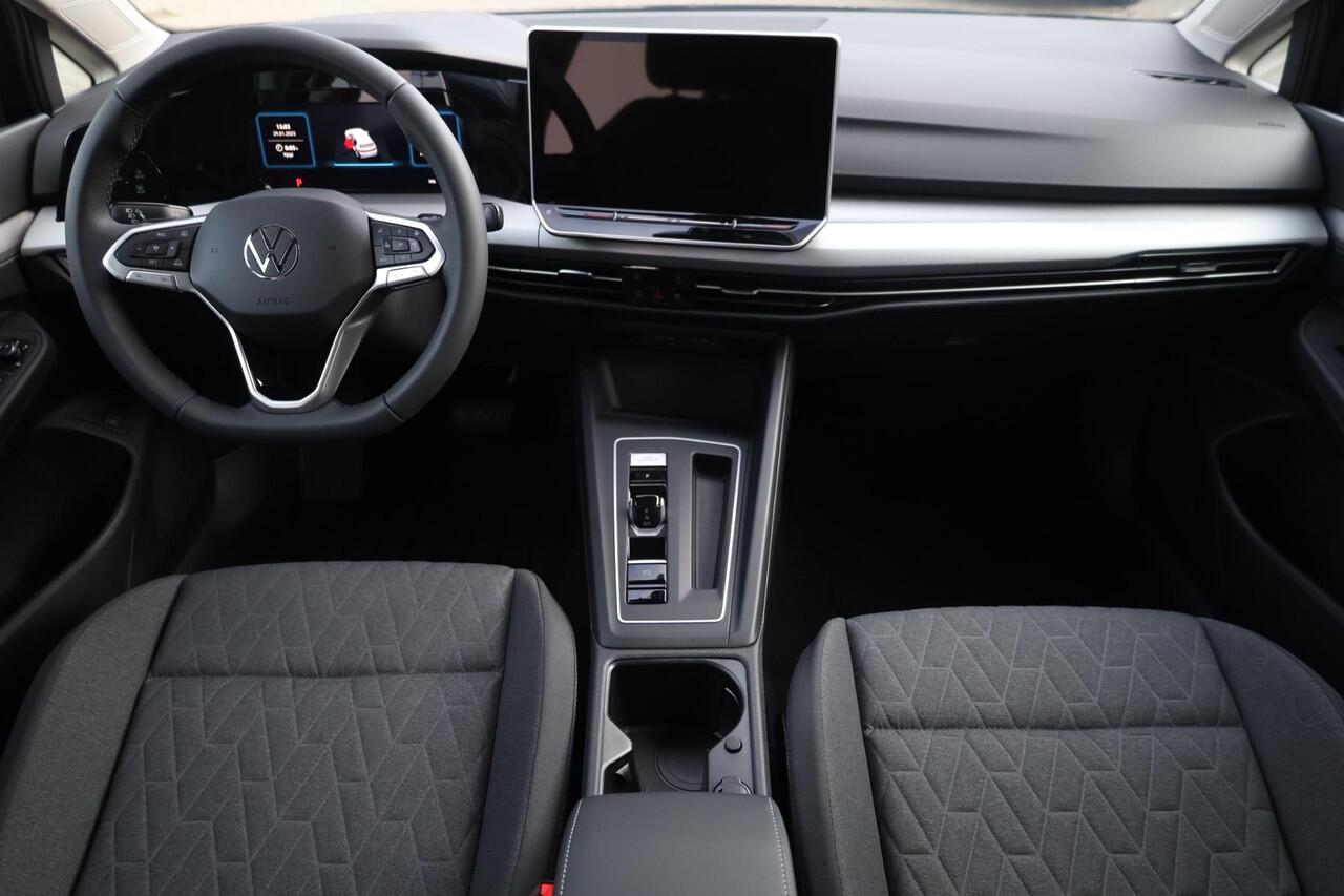 Volkswagen GOLF 1.5 eHybrid Life Edition 204PK / 150kW, Achteruitrijcamera, stoel- en stuurwiel verwarming, navigatie, Apple Carplay / Android Auto, 17" 'Nottingham' LMV, LED verlichting, DAB+, spraakbediening (voice-control), digital cockpit pro, multifunctioneel ledere