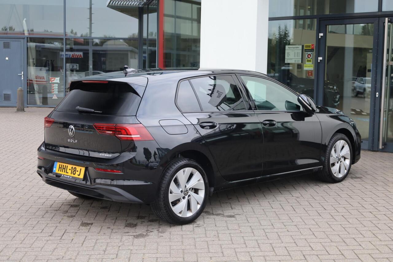 Volkswagen GOLF 1.5 eHybrid Life Edition 204PK / 150kW, Achteruitrijcamera, stoel- en stuurwiel verwarming, navigatie, Apple Carplay / Android Auto, 17" 'Nottingham' LMV, LED verlichting, DAB+, spraakbediening (voice-control), digital cockpit pro, multifunctioneel ledere