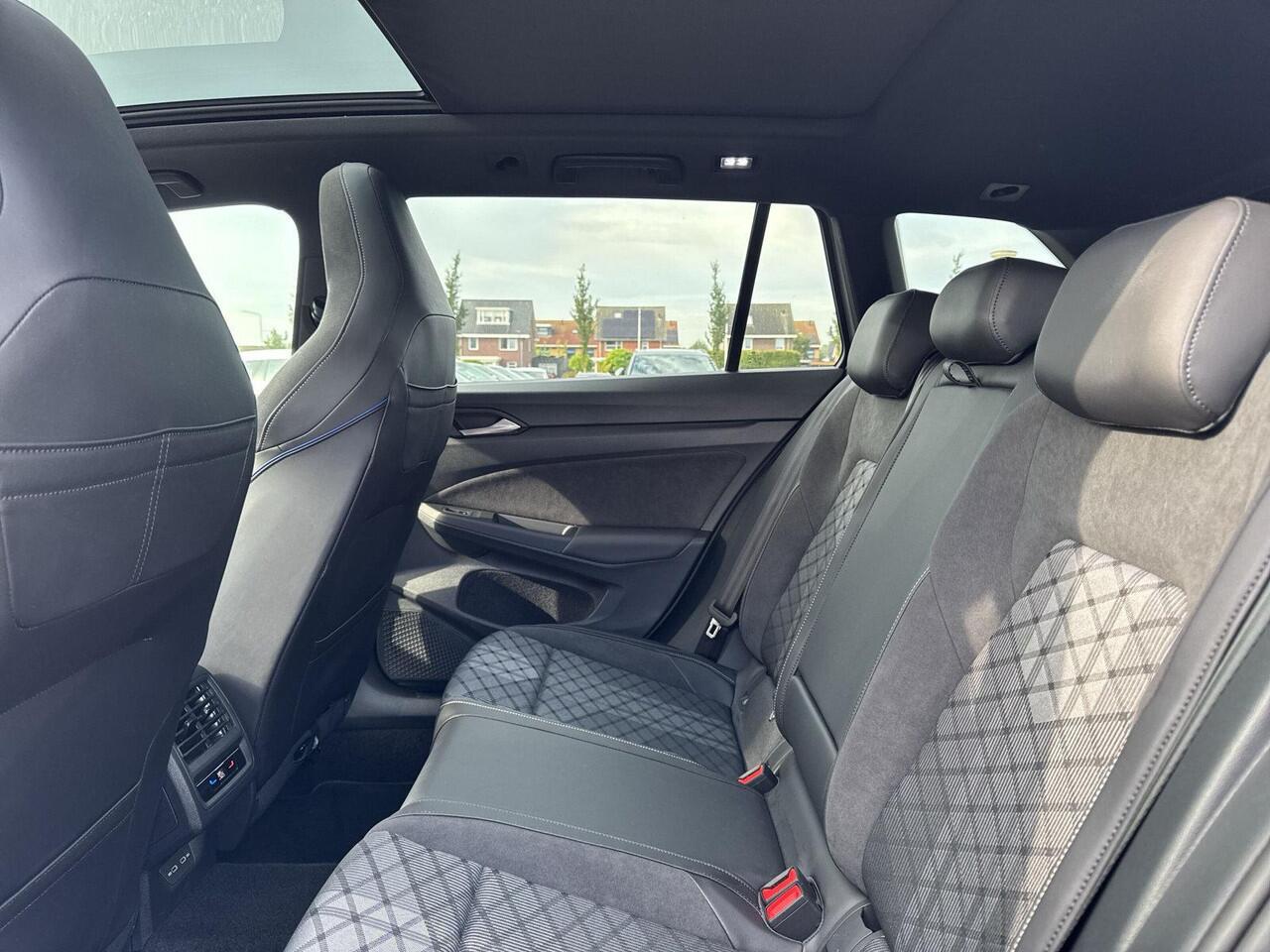 Volkswagen GOLF Variant 1.5 eTSI R-Line Edition | 150 pk | Pano Dak | Trekhaak | Head Up | Automaat |