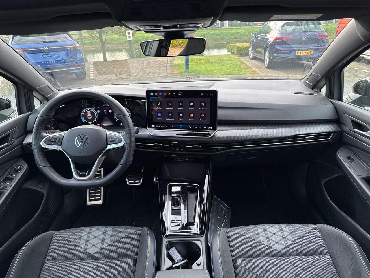 Volkswagen GOLF Variant 1.5 eTSI R-Line Edition | 150 pk | Pano Dak | Trekhaak | Head Up | Automaat |