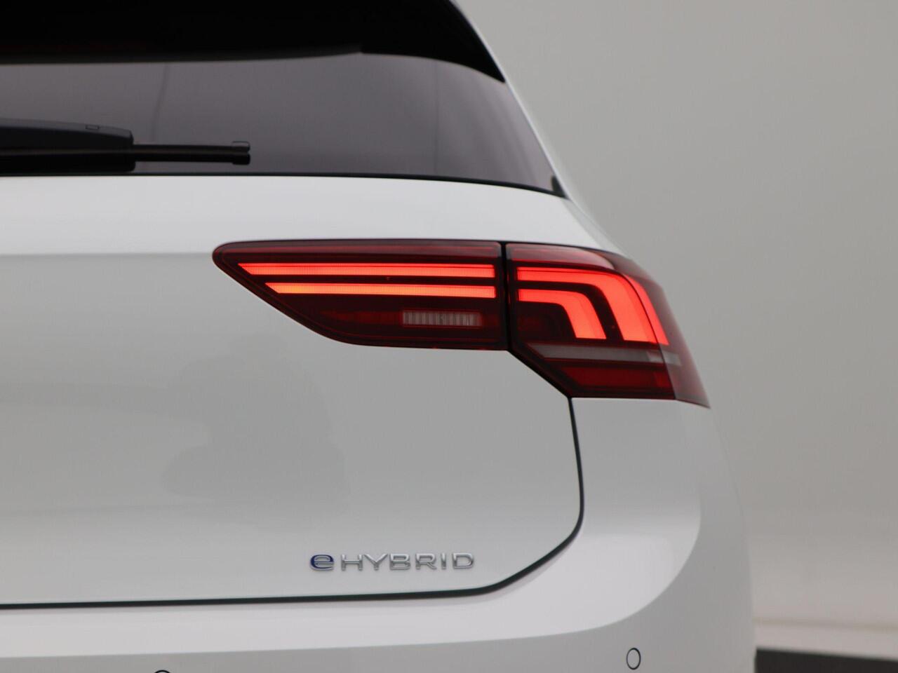 Volkswagen GOLF Life Edition 1.5 eHybrid 204 PK | Trekhaak | Adaptive Cruise Control | Stoelverwarming | 18" Lichtmetalen Velgen |