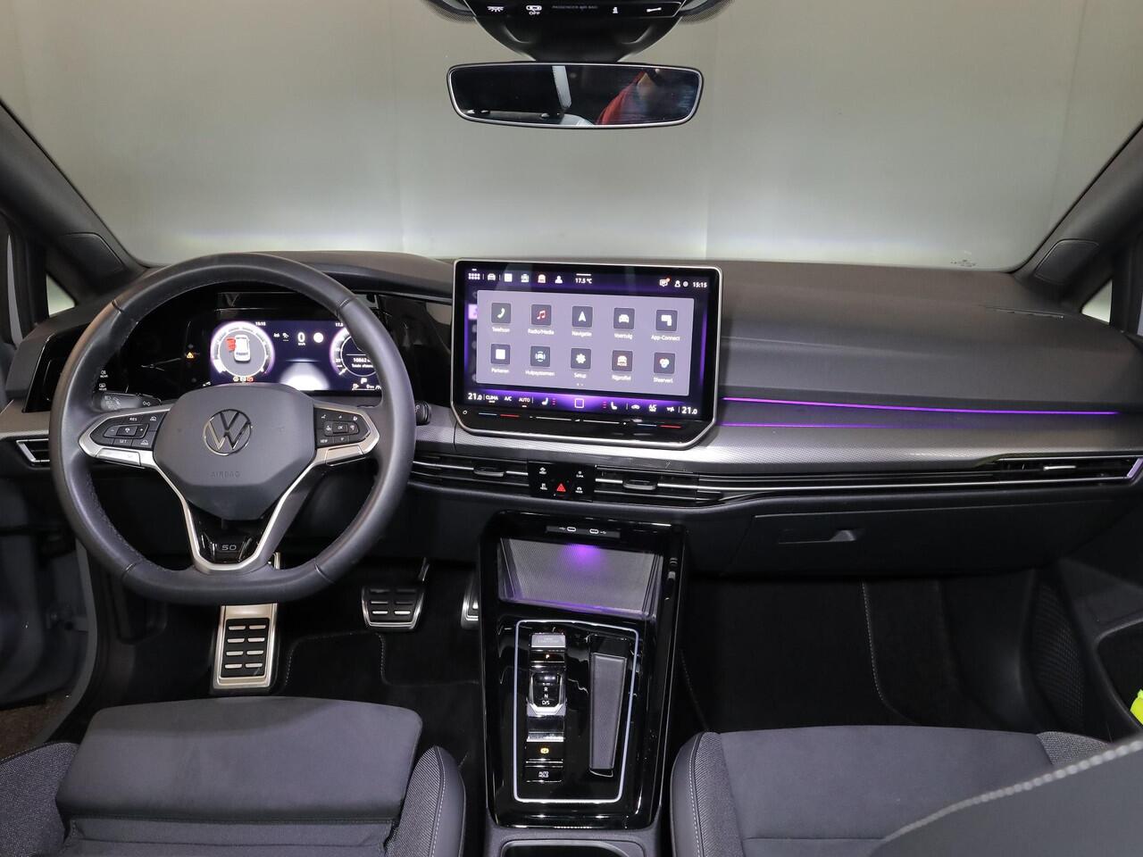 Volkswagen GOLF 1.5 eTSI 50 Jahre Edition 150 pk Automaat (DSG) | Navigatie | Panoramadak | Parkeersensoren (Park assist) | Achteruitrijcamera | Matrix LED koplampen | Stoelverwarming |