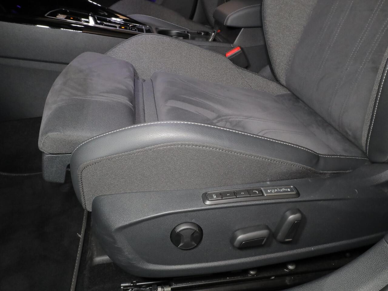 Volkswagen GOLF 1.5 eTSI 50 Jahre Edition 150 pk Automaat (DSG) | Navigatie | Panoramadak | Parkeersensoren (Park assist) | Achteruitrijcamera | Matrix LED koplampen | Stoelverwarming |