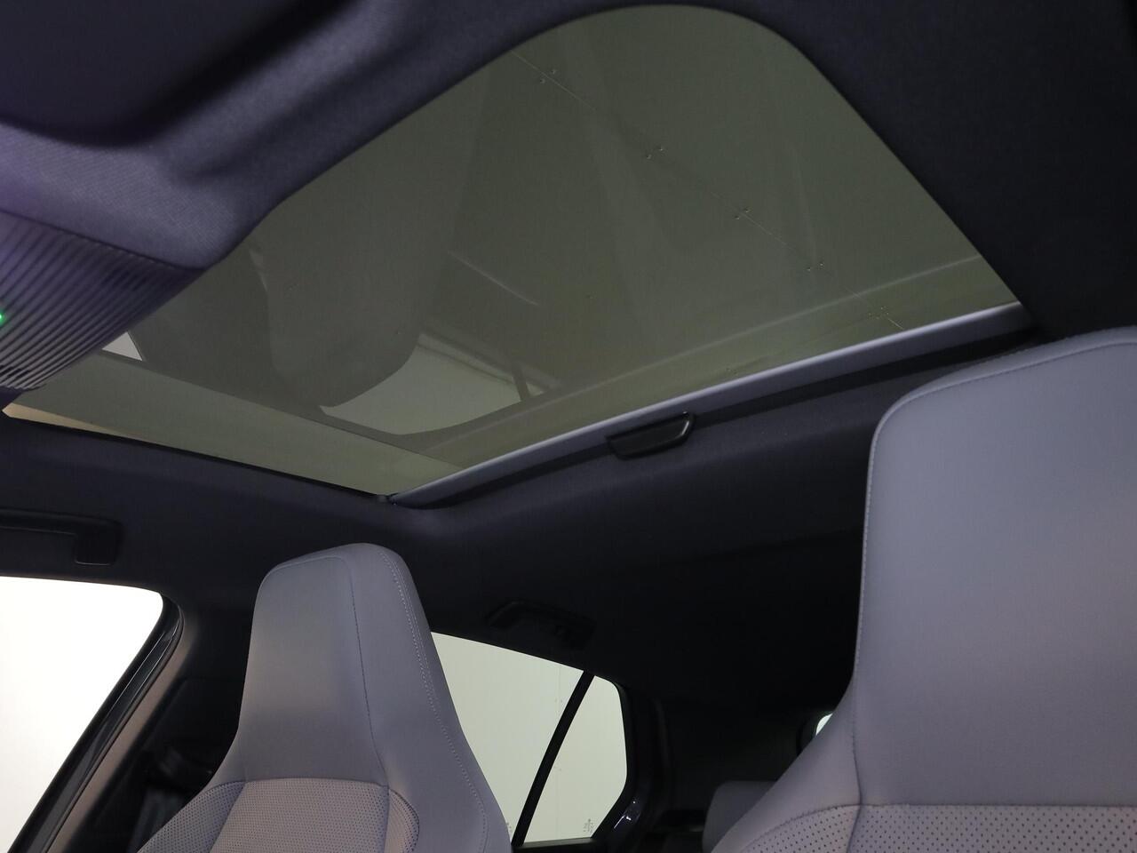 Volkswagen GOLF 1.5 eHybrid GTE 272 pk Automaat (DSG) | Sportpakket | Panoramadak | Lederen bekleding | Elektr. trekhaak | Parkeersensoren | Blackstyle | Stoelverwarming |