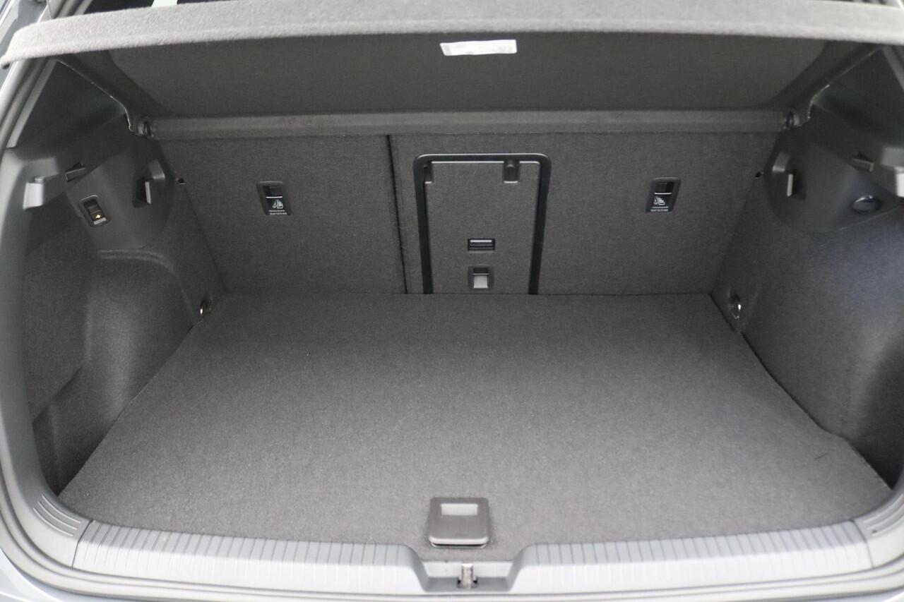 Volkswagen GOLF 1.5 eHybrid GTE 272PK DSG Pano-Schuifdak, 360gr. Camera, Adaptieve Cruise Controle, Keyless, Side Assist, Alarm, Stoel-Stuurverwarming, Trekhaak, 18" LM Velgen