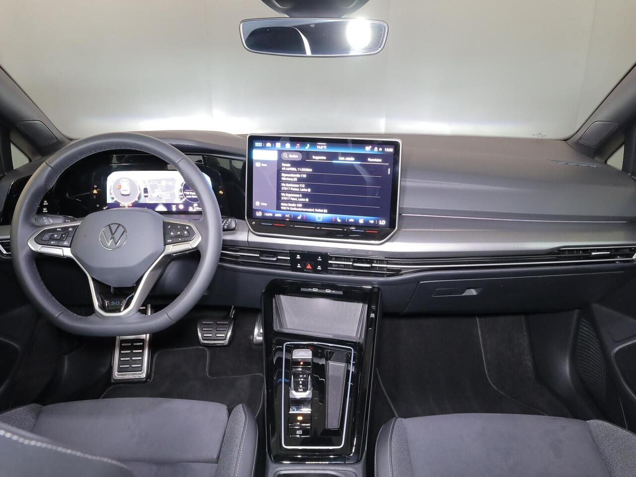 Volkswagen GOLF 1.5 eTSI 50 Jahre Edition 150 pk Automaat (DSG) | Navigatie | Panoramadak | Parkeersensoren | Achteruitrijcamera | Matrix LED koplampen | Stoelverwarming |