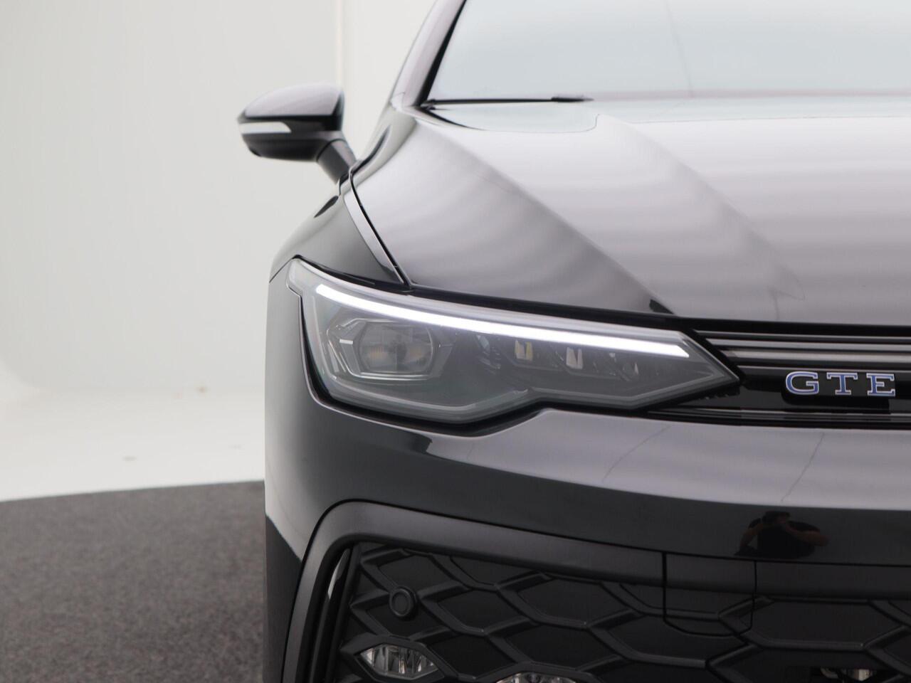 Volkswagen GOLF 1.5 eHybrid 272 Pk Automaat GTE | Nieuw Model | Matrix LED | Panoramadak | Head-Up | 360 Camera | DCC | Black Style | Trekhaak | 18 Inch | 12.605 Km!!