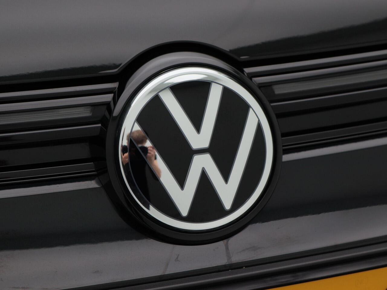 Volkswagen GOLF 1.5 eHybrid 272 Pk Automaat GTE | Nieuw Model | Matrix LED | Panoramadak | Head-Up | 360 Camera | DCC | Black Style | Trekhaak | 18 Inch | 12.605 Km!!