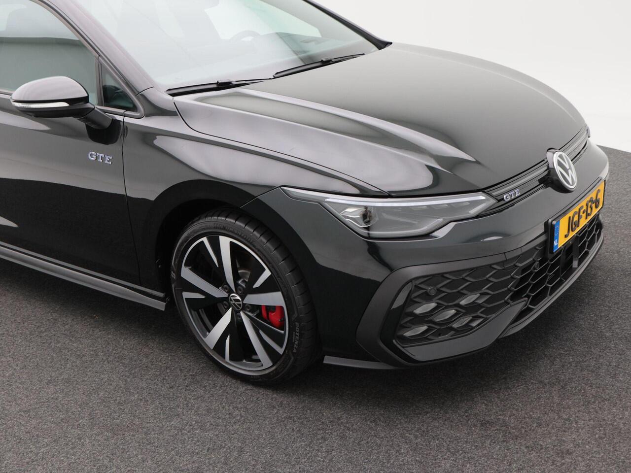 Volkswagen GOLF 1.5 eHybrid 272 Pk Automaat GTE | Nieuw Model | Matrix LED | Panoramadak | Head-Up | 360 Camera | DCC | Black Style | Trekhaak | 18 Inch | 12.605 Km!!