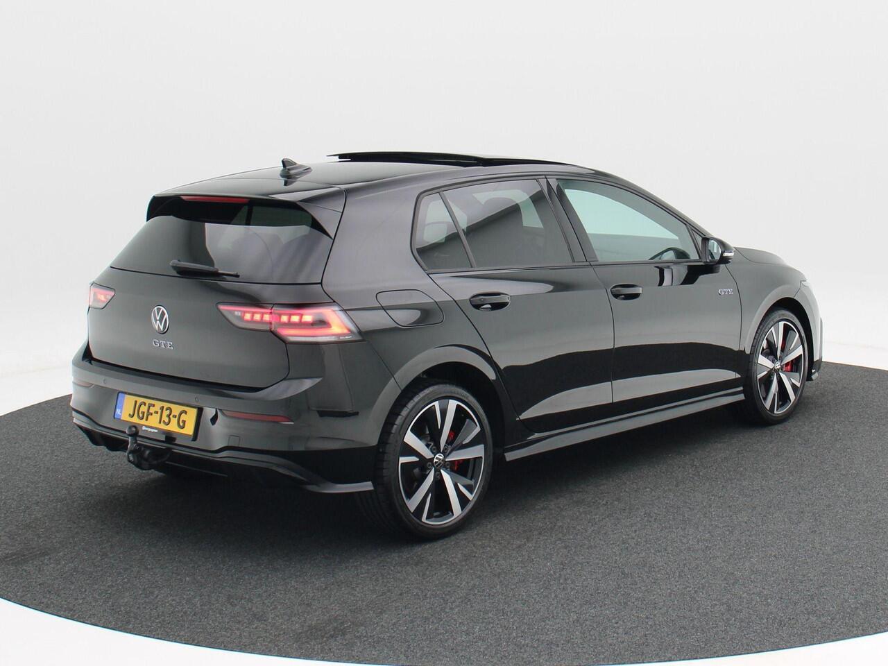 Volkswagen GOLF 1.5 eHybrid 272 Pk Automaat GTE | Nieuw Model | Matrix LED | Panoramadak | Head-Up | 360 Camera | DCC | Black Style | Trekhaak | 18 Inch | 12.605 Km!!