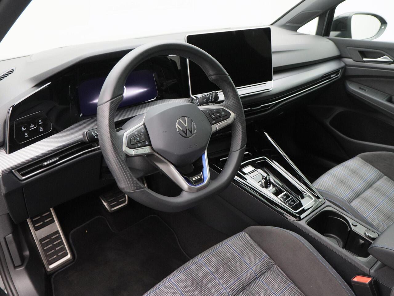 Volkswagen GOLF 1.5 eHybrid 272 Pk Automaat GTE | Nieuw Model | Matrix LED | Panoramadak | Head-Up | 360 Camera | DCC | Black Style | Trekhaak | 18 Inch | 12.605 Km!!