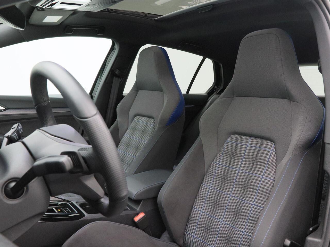 Volkswagen GOLF 1.5 eHybrid 272 Pk Automaat GTE | Nieuw Model | Matrix LED | Panoramadak | Head-Up | 360 Camera | DCC | Black Style | Trekhaak | 18 Inch | 12.605 Km!!